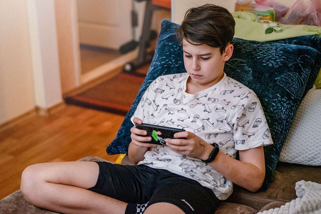 teen addiction to cell phone videogames